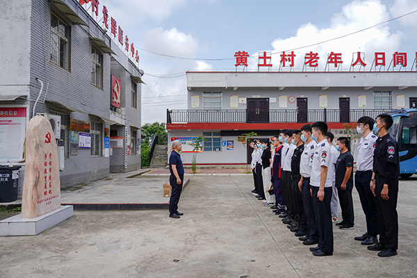“助力鄉(xiāng)村振興，踐行艱苦奮斗” 將新員工黨性教育活動搬到對口幫扶村1.jpg